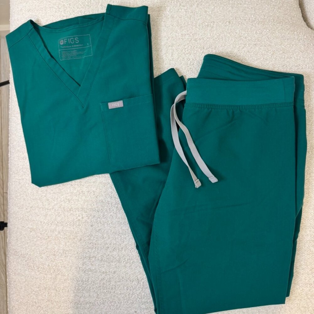 FIGS Hunter Green Scrub Set